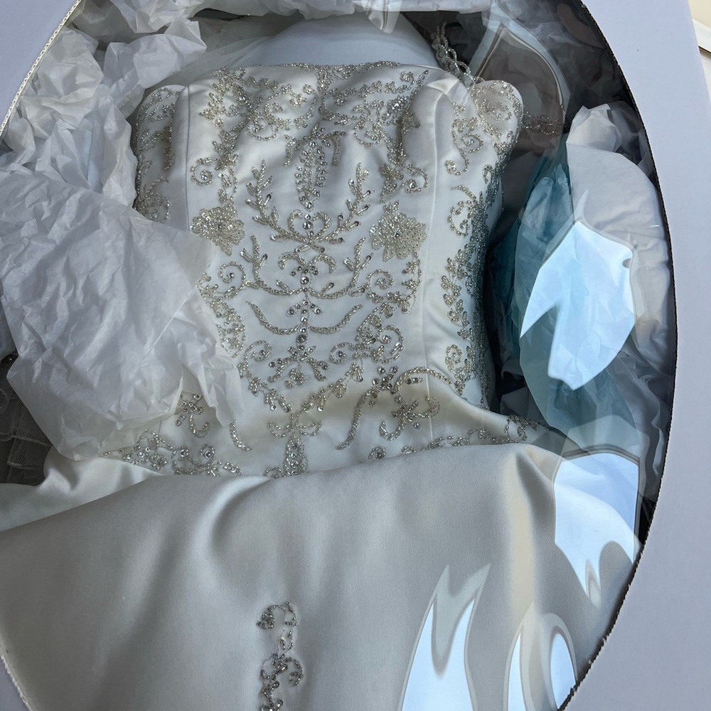 Gorgeous Swarovski crystal wedding gown size 2-4